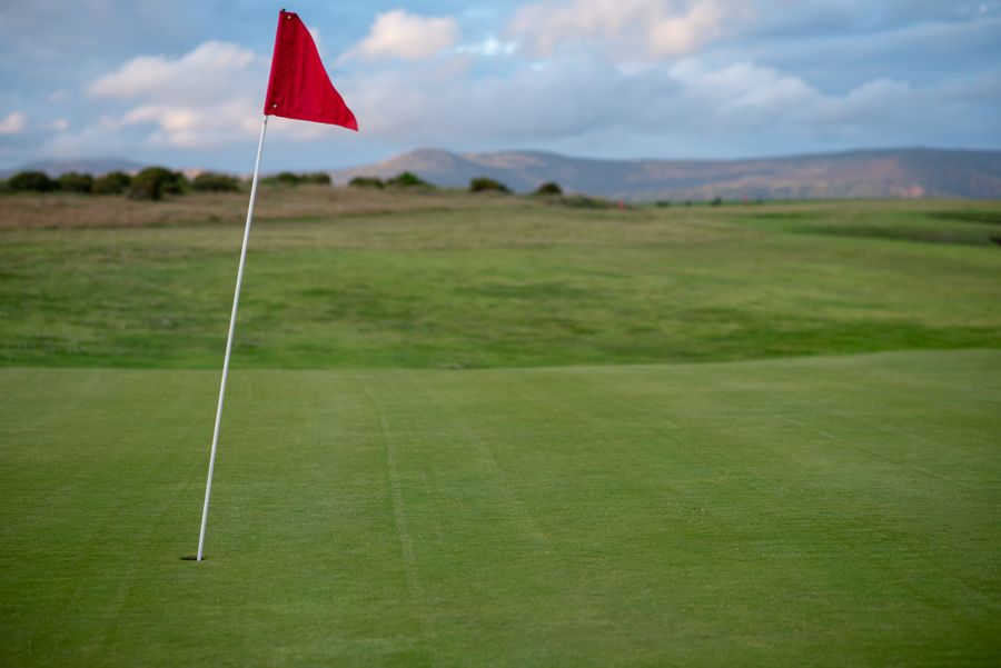 Putting green with a red flag at the pitch & putt short course