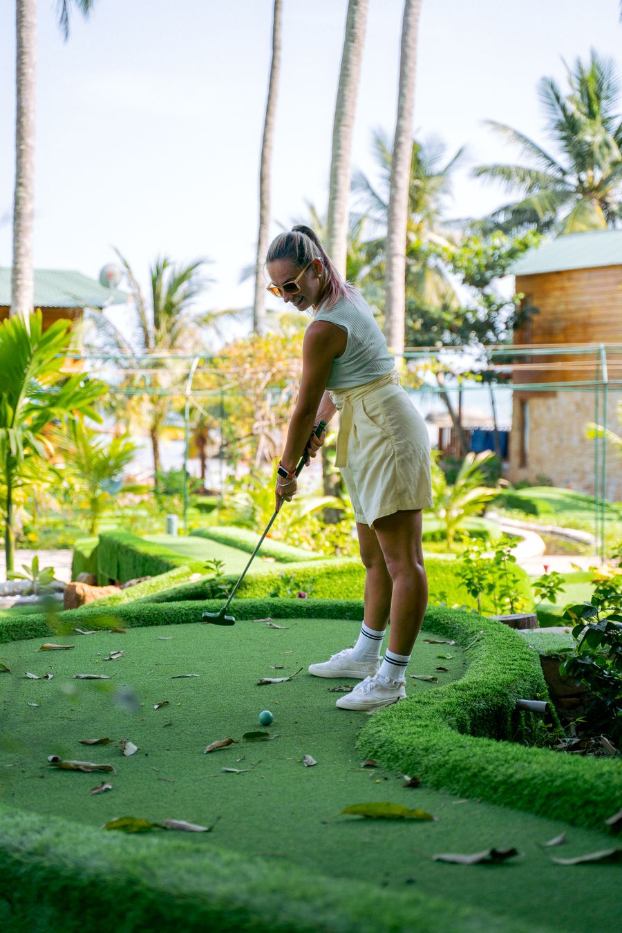 Landscaped artificial-turf putting course